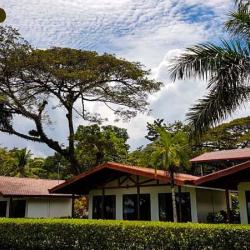 Agua Dulce Lodge