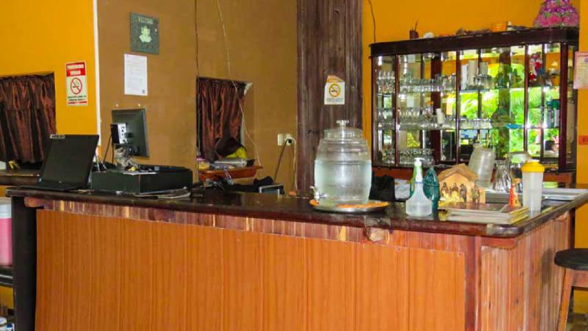 Los Maderos, restaurante, bar y cabinas