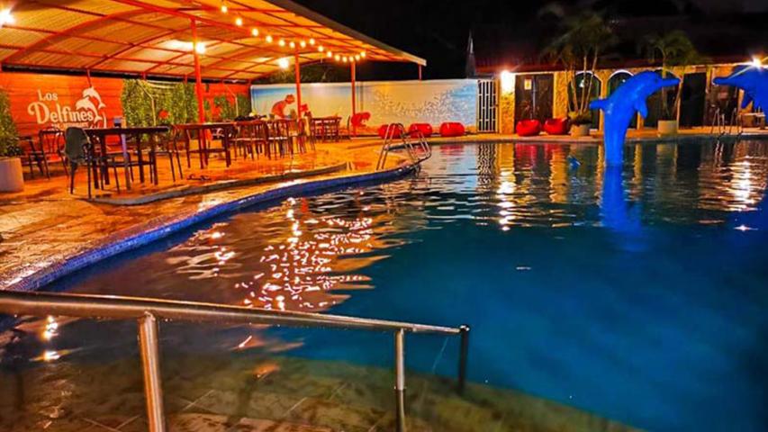Bar, Restaurante y Piscina Los Delfines