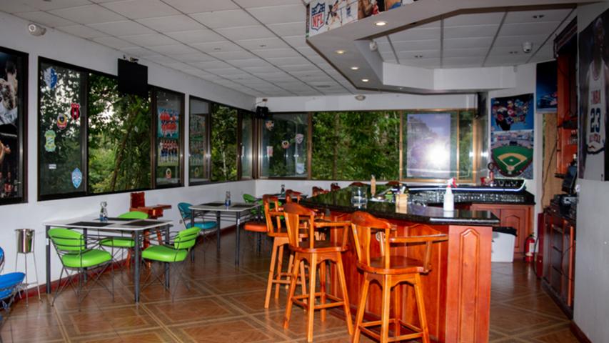 Cancha sintética y Sport Bar El Bosque