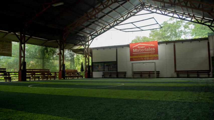 Cancha sintética y Sport Bar El Bosque