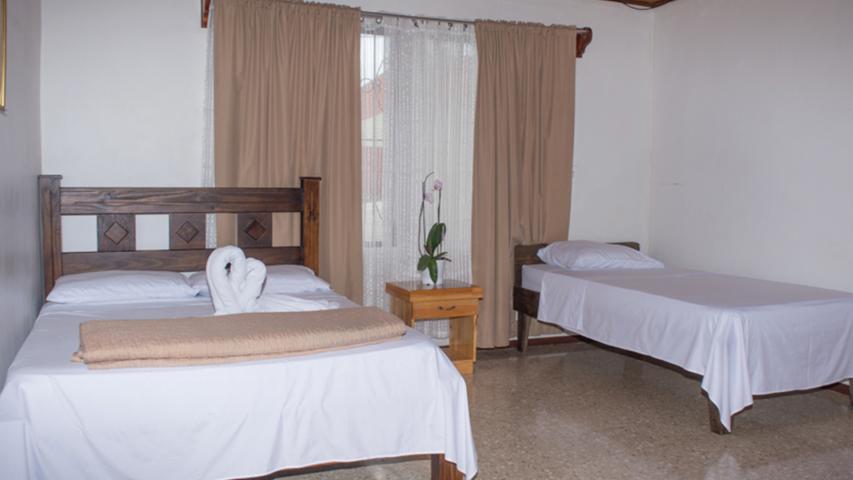 HOTEL Y RESTAURANTE CAPRICHOS PARA TI